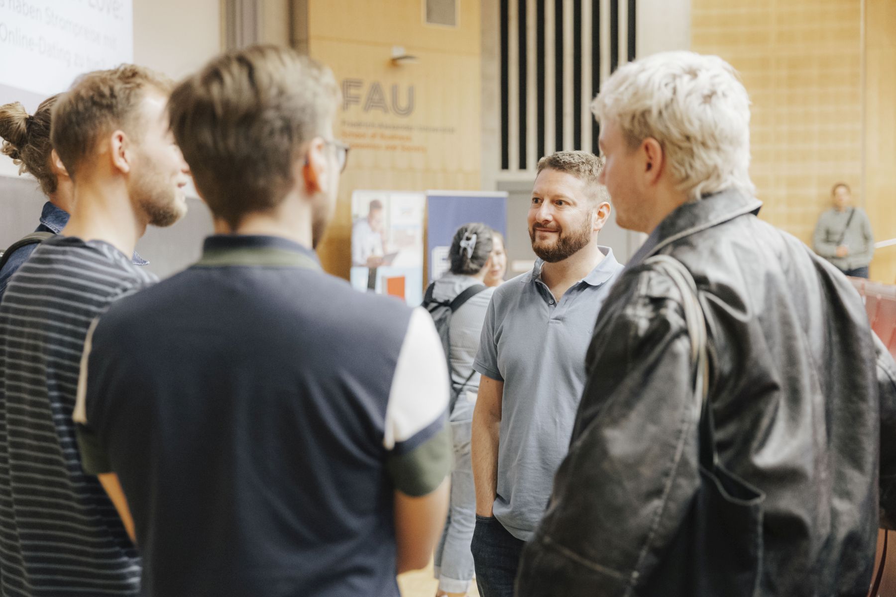 Menschengruppe beim Scienceslam