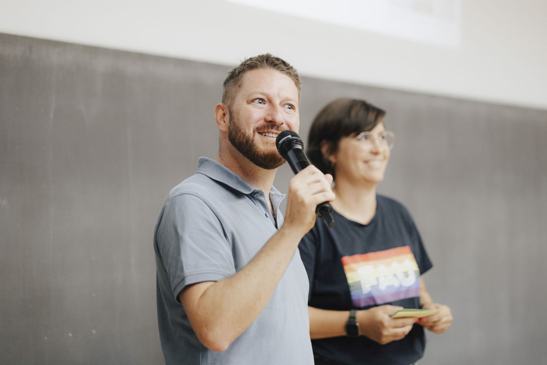 FAU-Wissenschaftskommunikatorin Laura Kneppe und Slammer Prof. Dr. Mario Liebensteiner beim FAUwissenwollen Science Slam