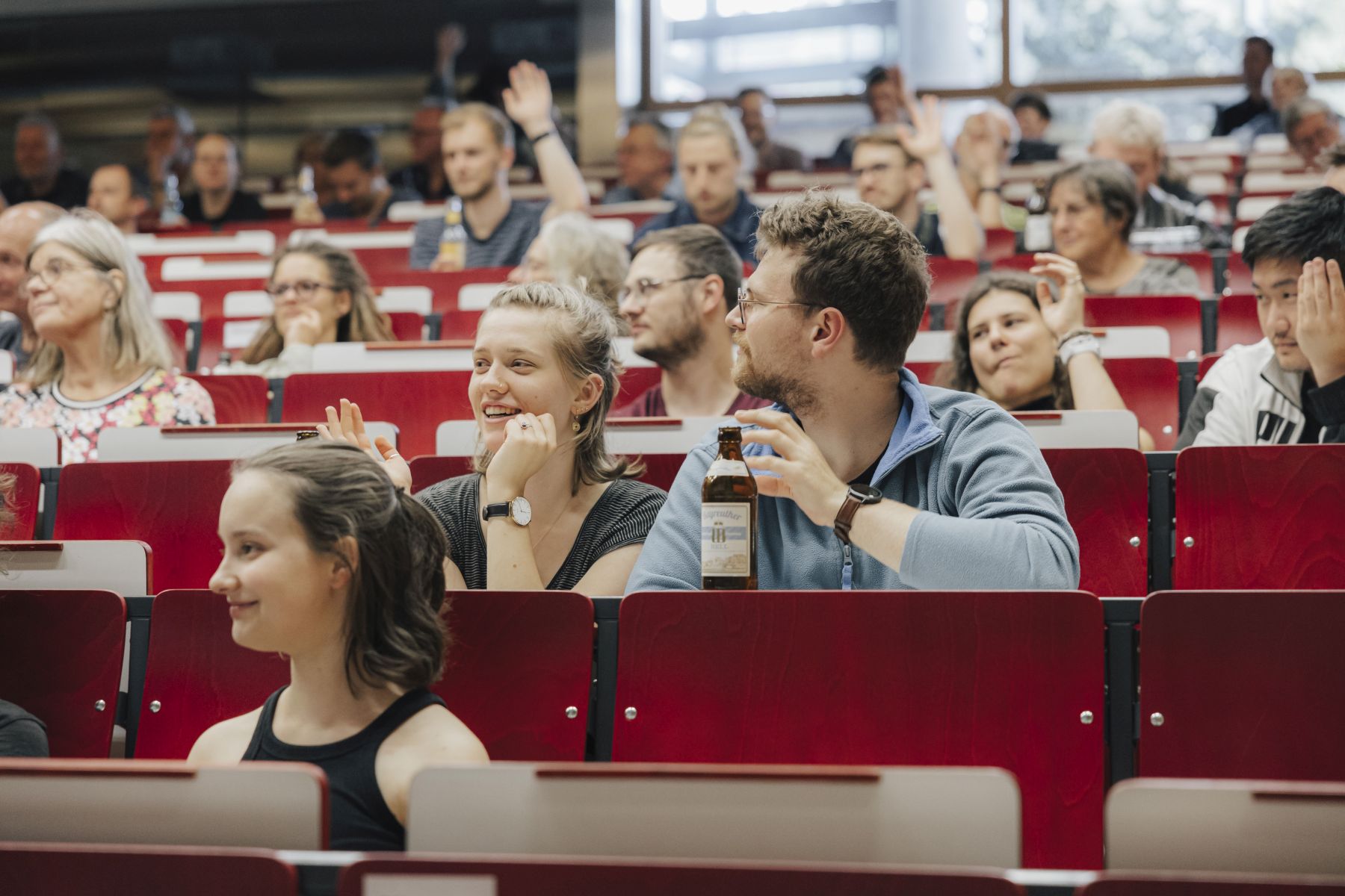 Studierende beim Scienceslam im Hörsaal