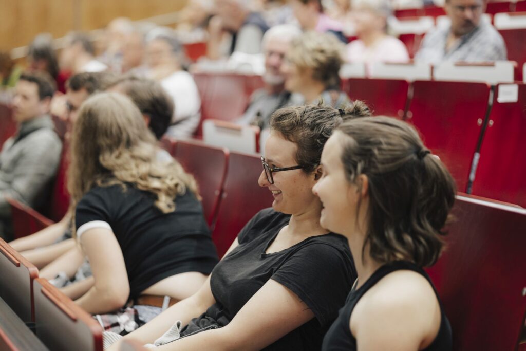 Studierende beim Scienceslam im Hörsaal