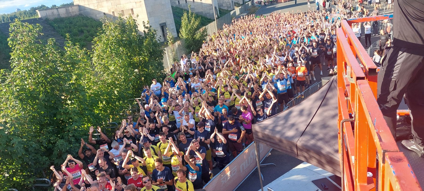 Menschenmenge beim Start des B2run-Laufs
