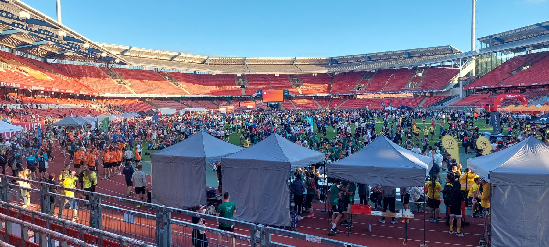 Zelte im Stadion und viele Läuferinnen und Läufer