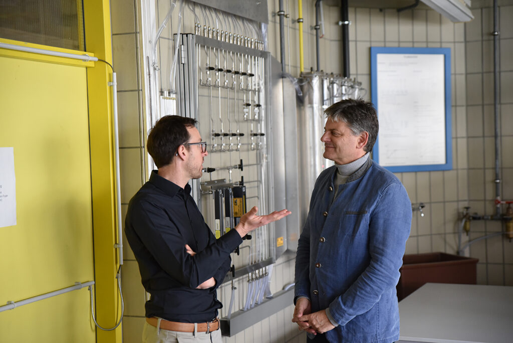 Prof. Nicolas Vogel und Joachim Hornegger im Gespräch in einem Labor.