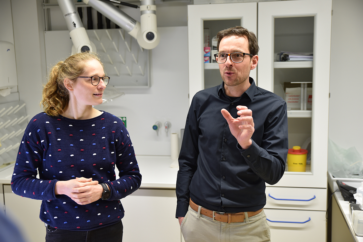 Vogel beim Erklären eines Projekts mit einer studentischen Hilfskraft