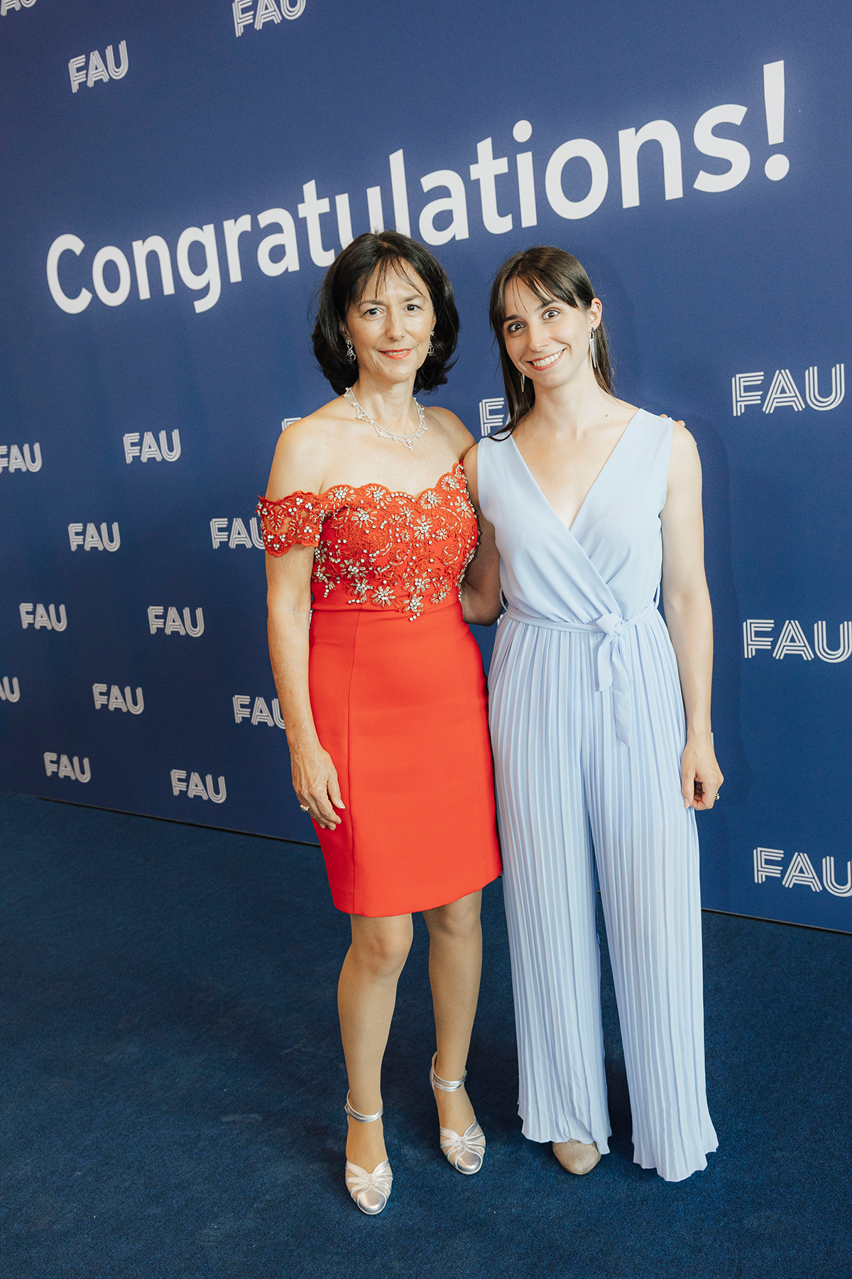 Zwei Frauen posieren vor der Fotowand.