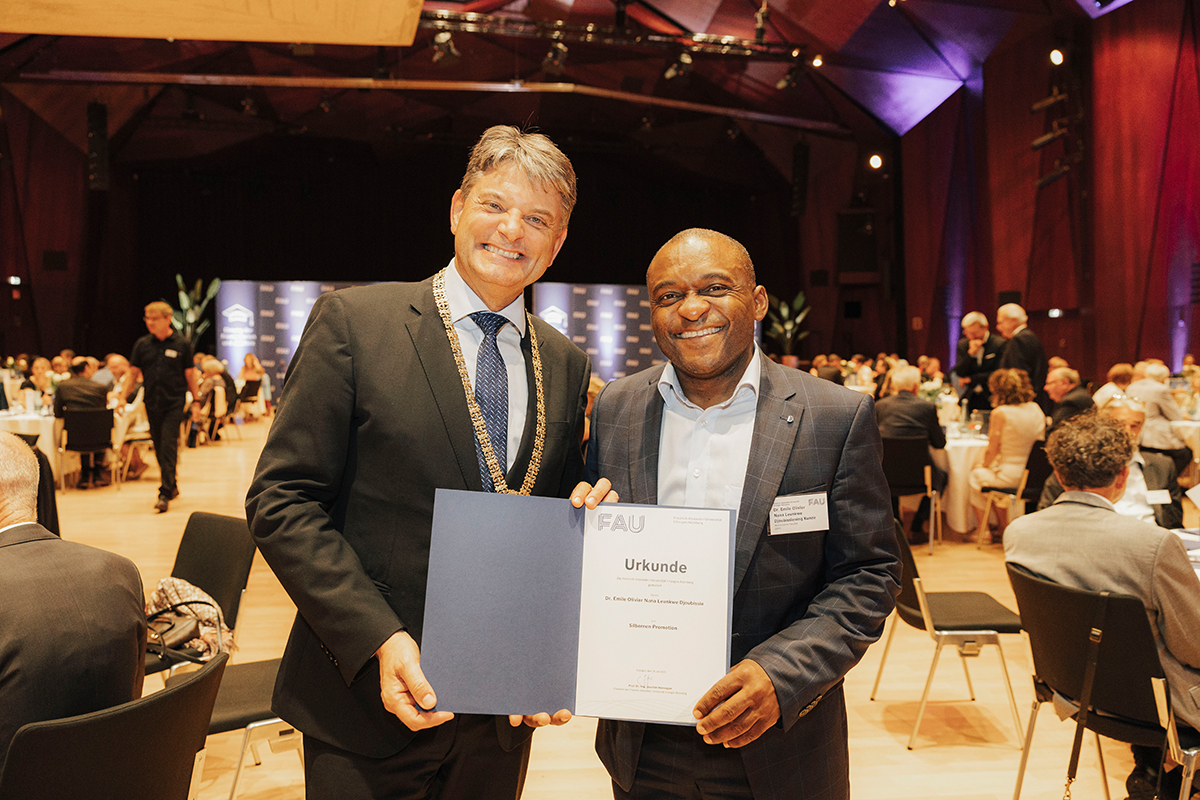 Präsident Hornegger posiert mit einem Jubilar und seiner Urkunde.