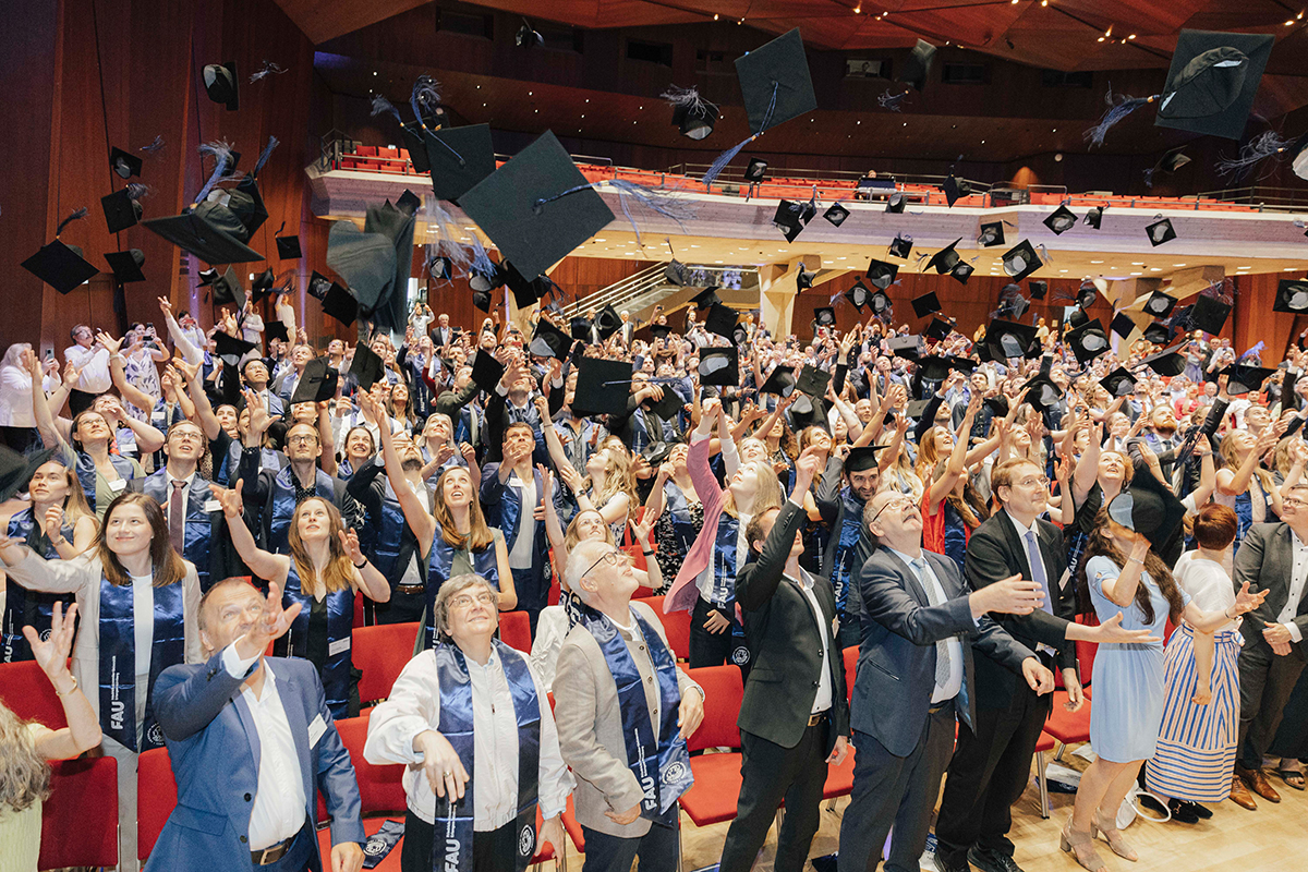 Die Jubilar*innen werden ihre Hüte in die Luft.