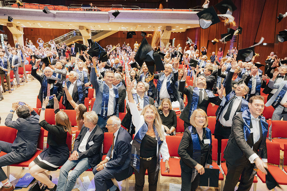 Die Jubilar*innen werden ihre Hüte in die Luft.