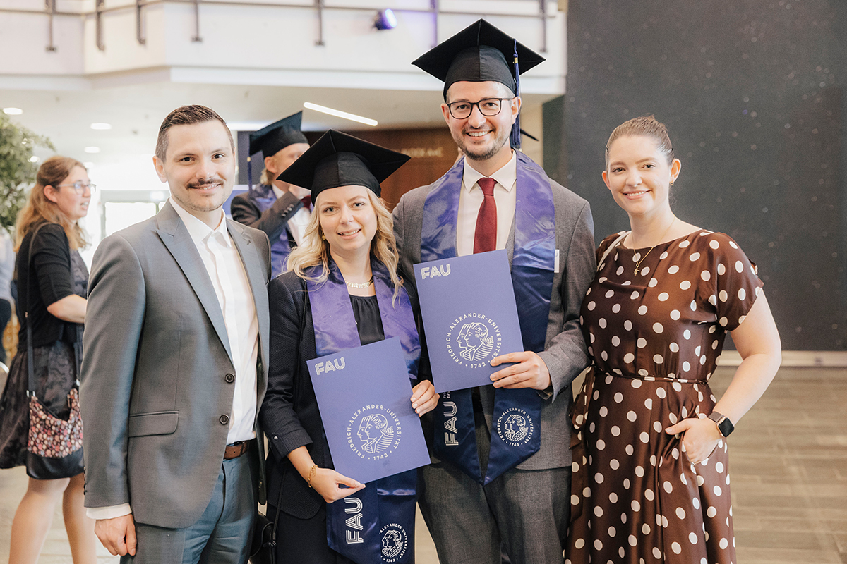 4 Personen posieren für ein Foto, mittig die beiden Jubilar*innen mit Urkunde und Hut, jeweils neben ihnen ihre Begleitung