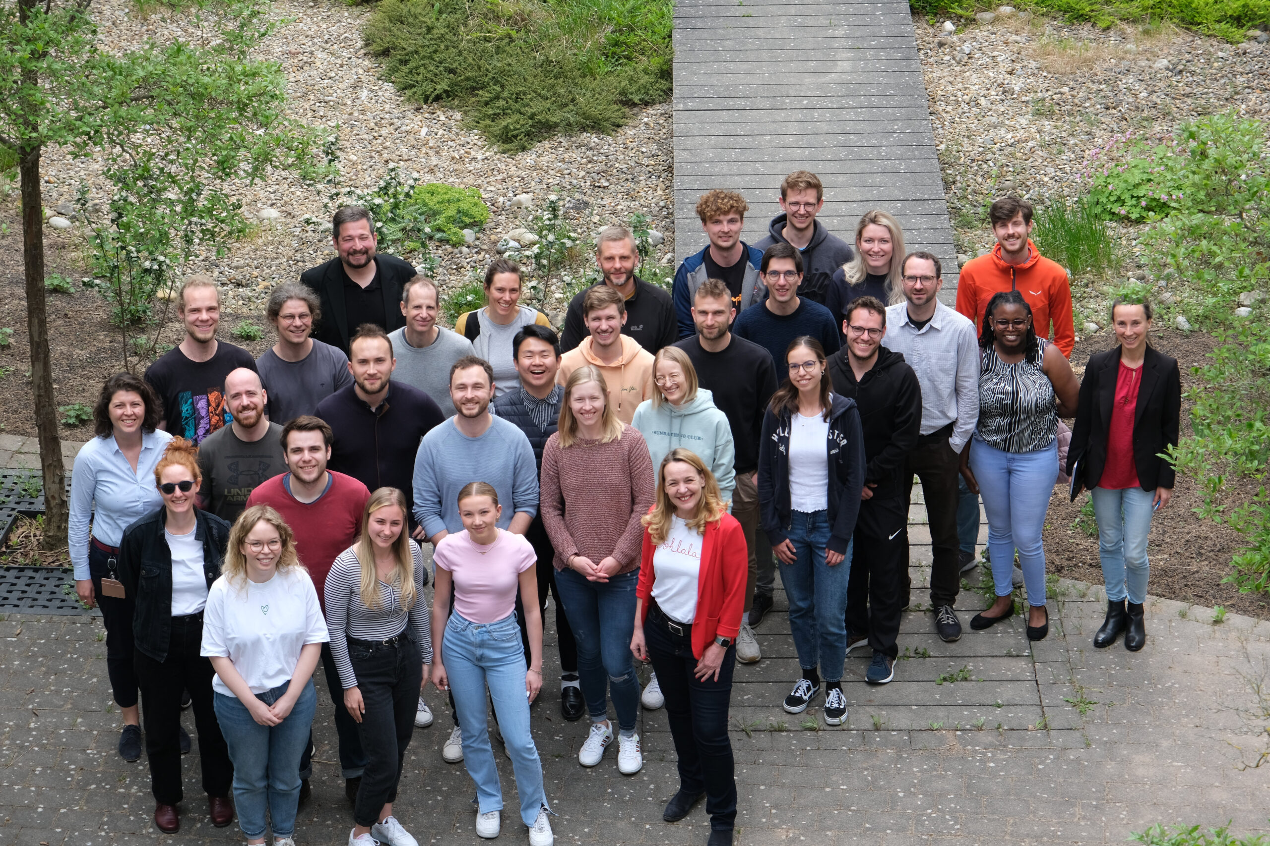 Gruppe von Menschen aus vogelperspektive fotografiert.