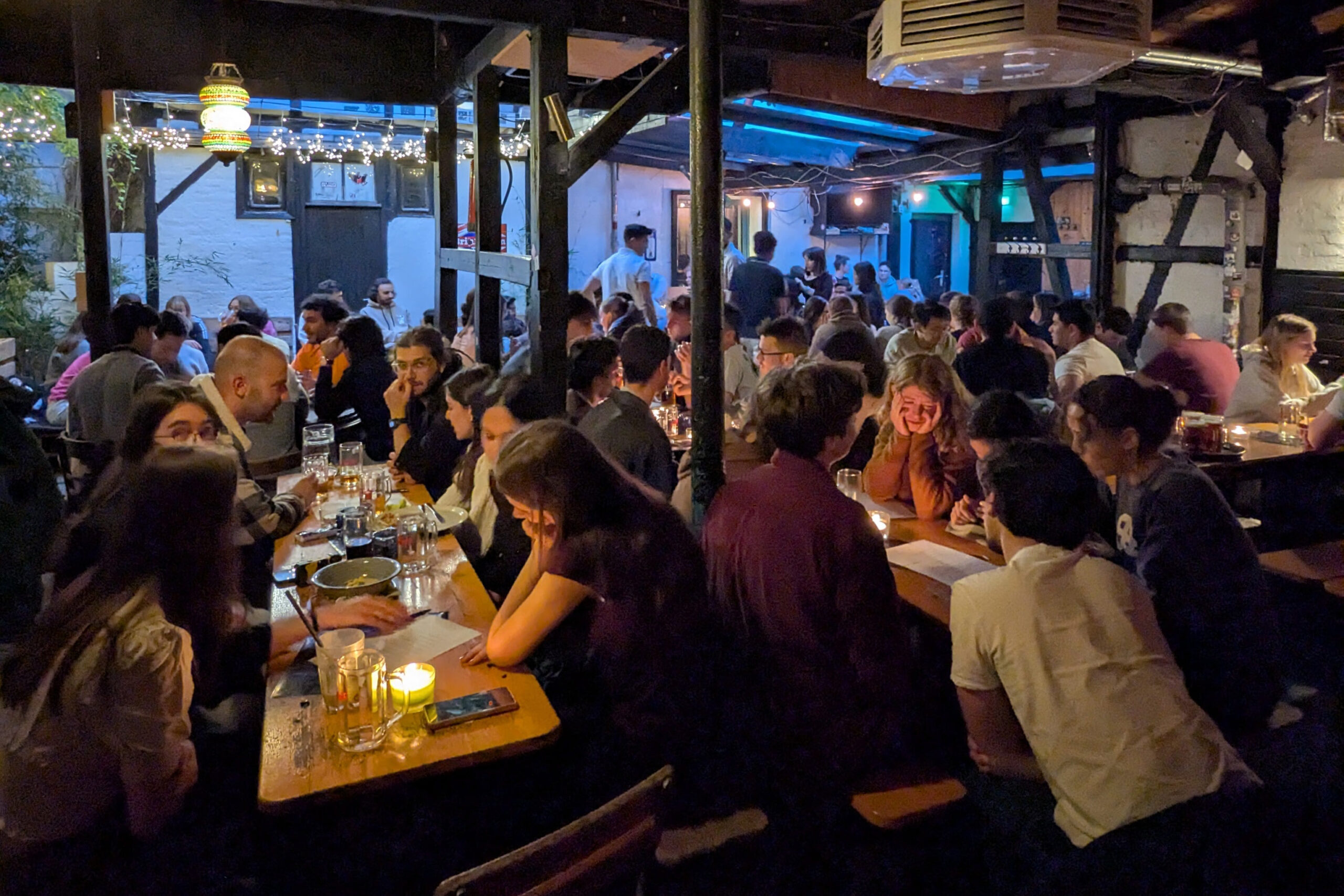 viele junge Menschen in einer Bar