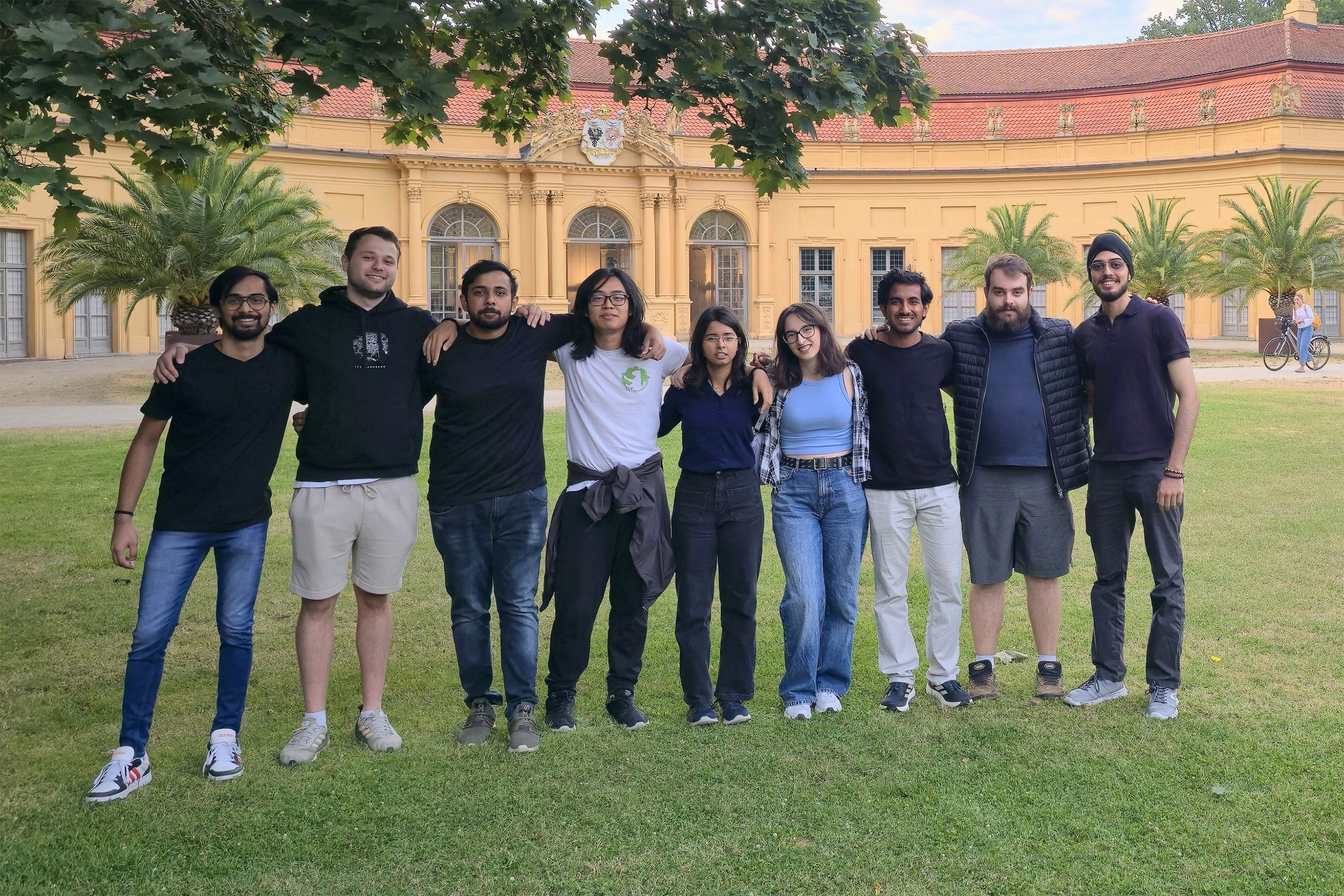 Gruppenfoto vor der Orangerie im Erlanger Schlossgarten