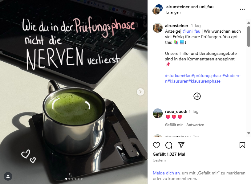 Ein Matcha-Latte auf einem Schreibtisch darüber der Text Wie du in der Prüfungsphase nicht die nerven verlierst