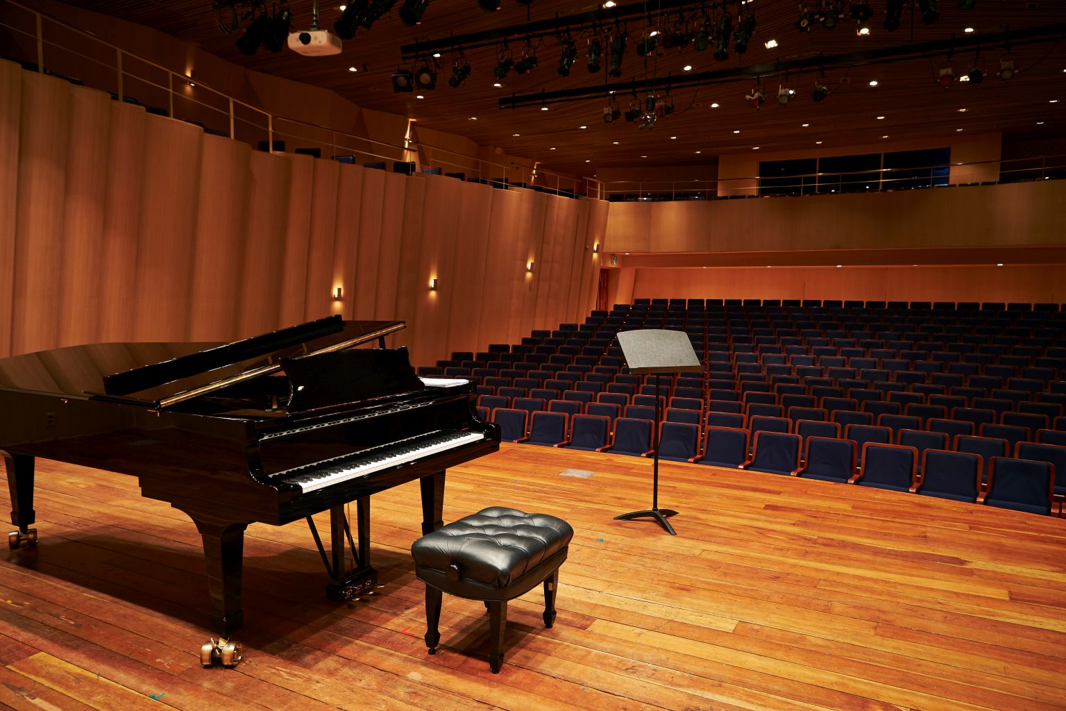Flügel auf Bühne eines Klassikonzertsaals