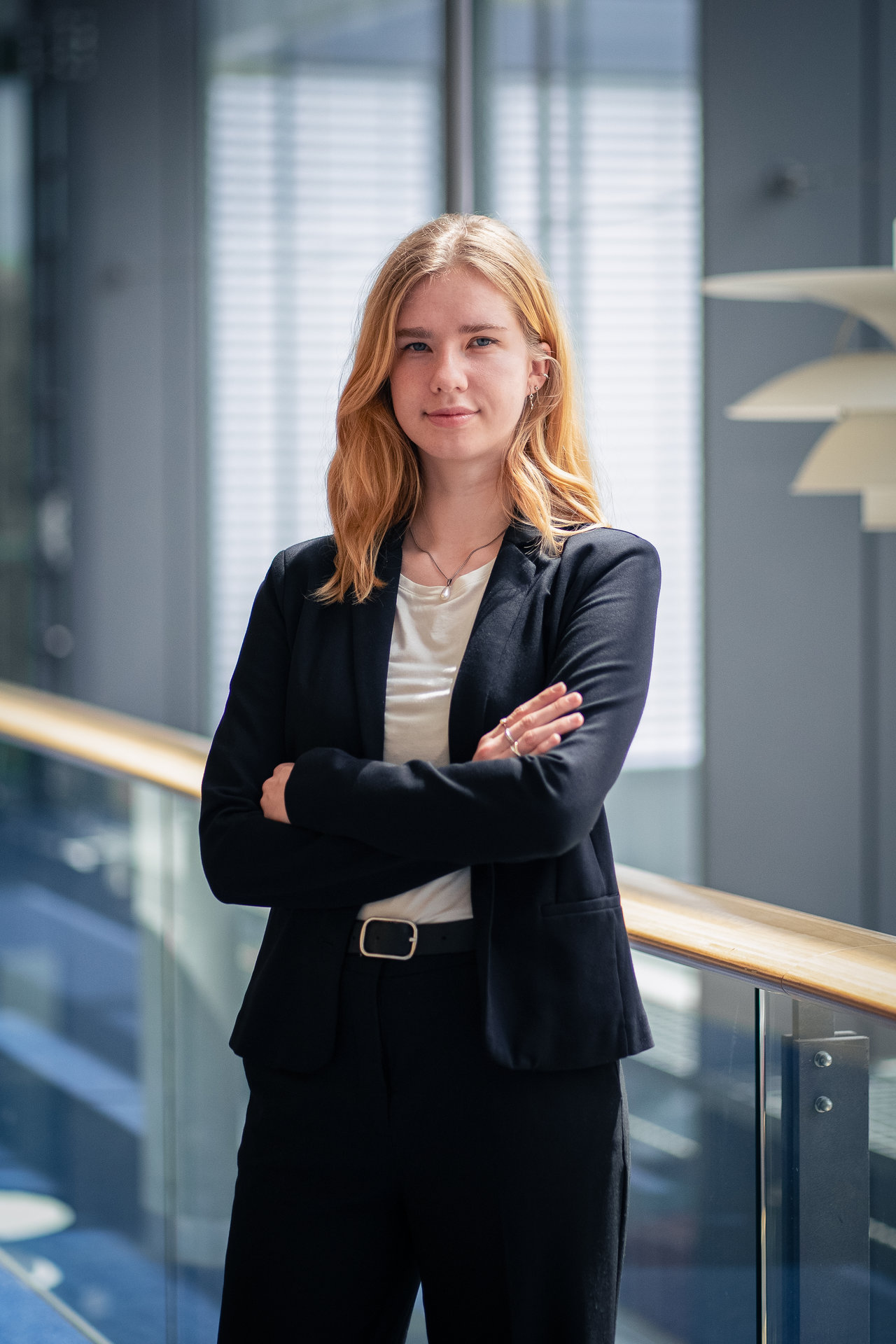 Kerstin Siebert vor einem Bürohintergrund.