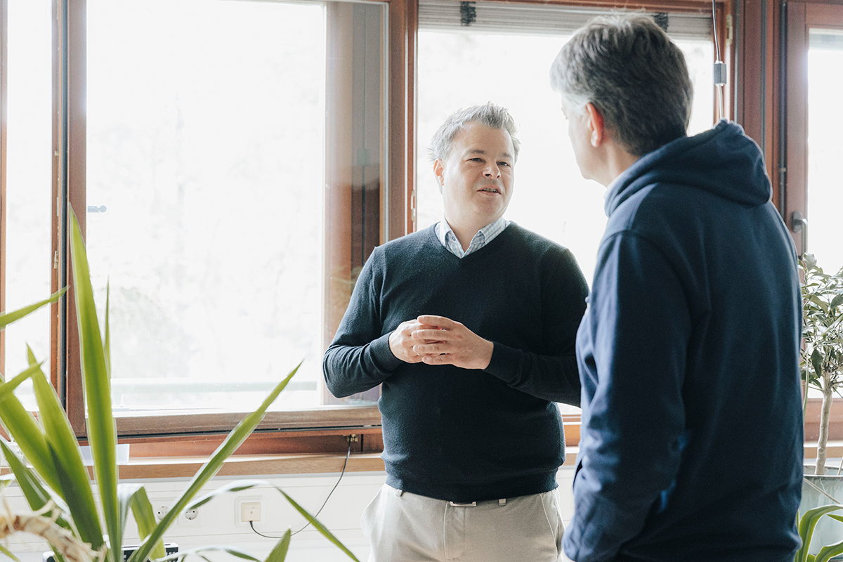 Prof. Kai Phillip Schmidt spricht mit Joachim Hornegger.