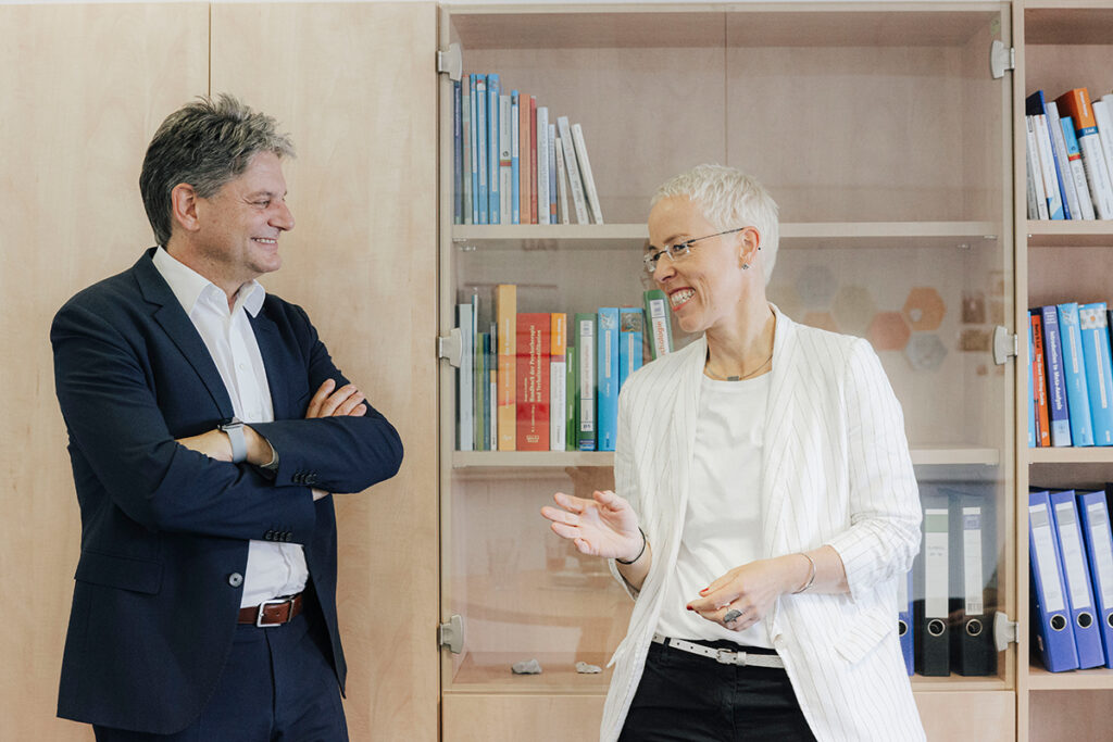 Prof. Weise und Joachim Hornegger stehen nebeneinander und reden.