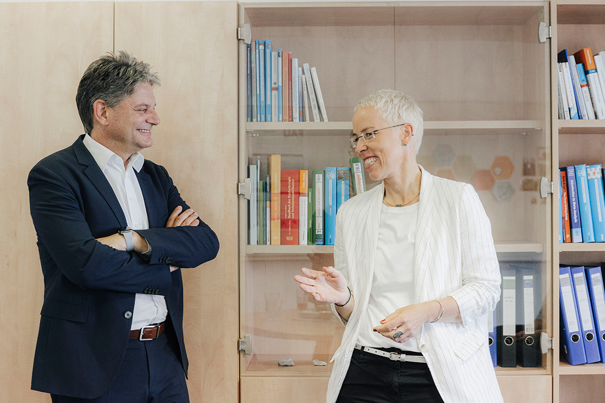 Prof. Weise und Joachim Hornegger stehen nebeneinander und reden.