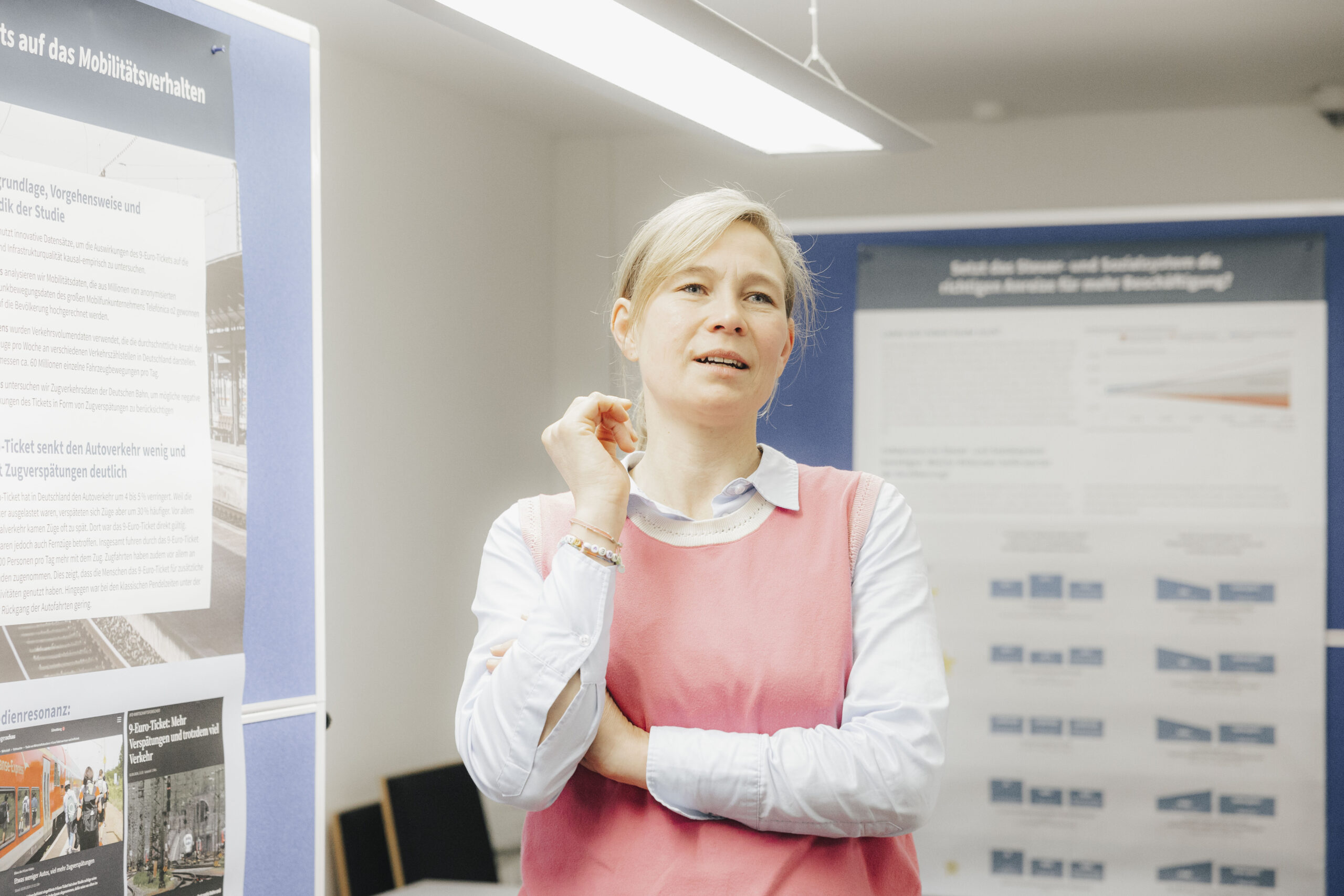 Ein Porträt von Porf. Necker. Sie spricht, neben und hinter ihr stehen Pinnwände.