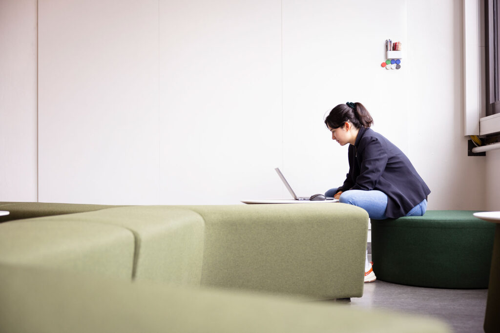 Frau sitzt am Laptop