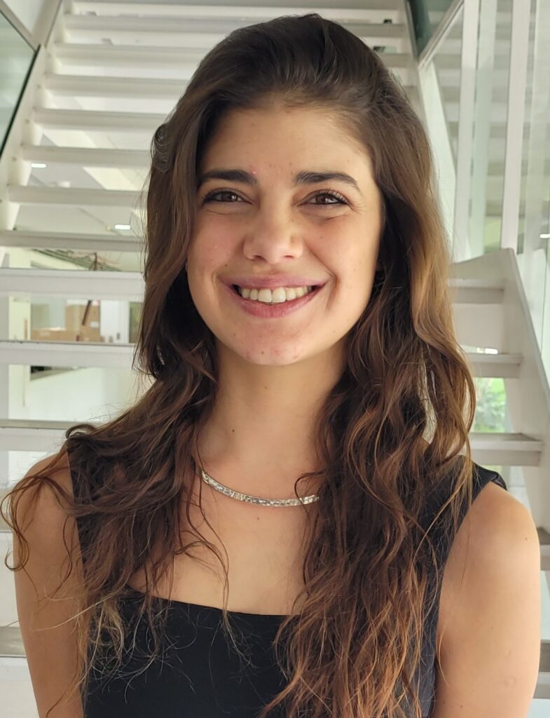 Victoria Guglielmotti vor einer Treppe