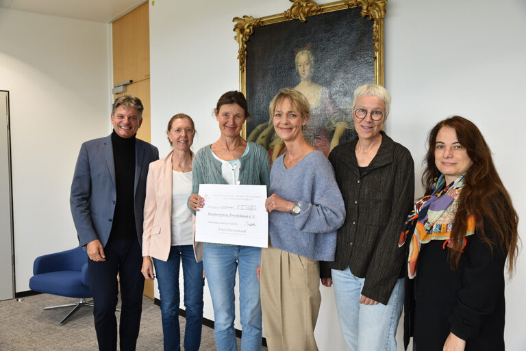 Spendenübergabe: Zonta-Club Erlangen spendet an Förderverein