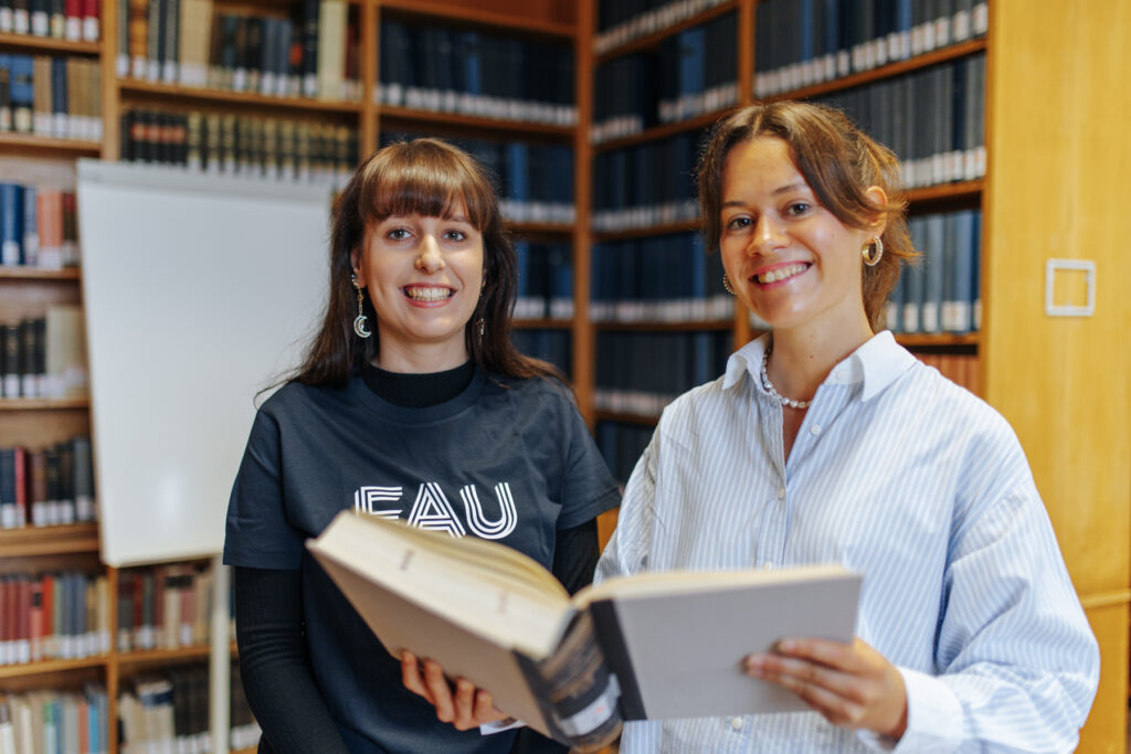 Studierende schauen gemeinsam in ein Buch