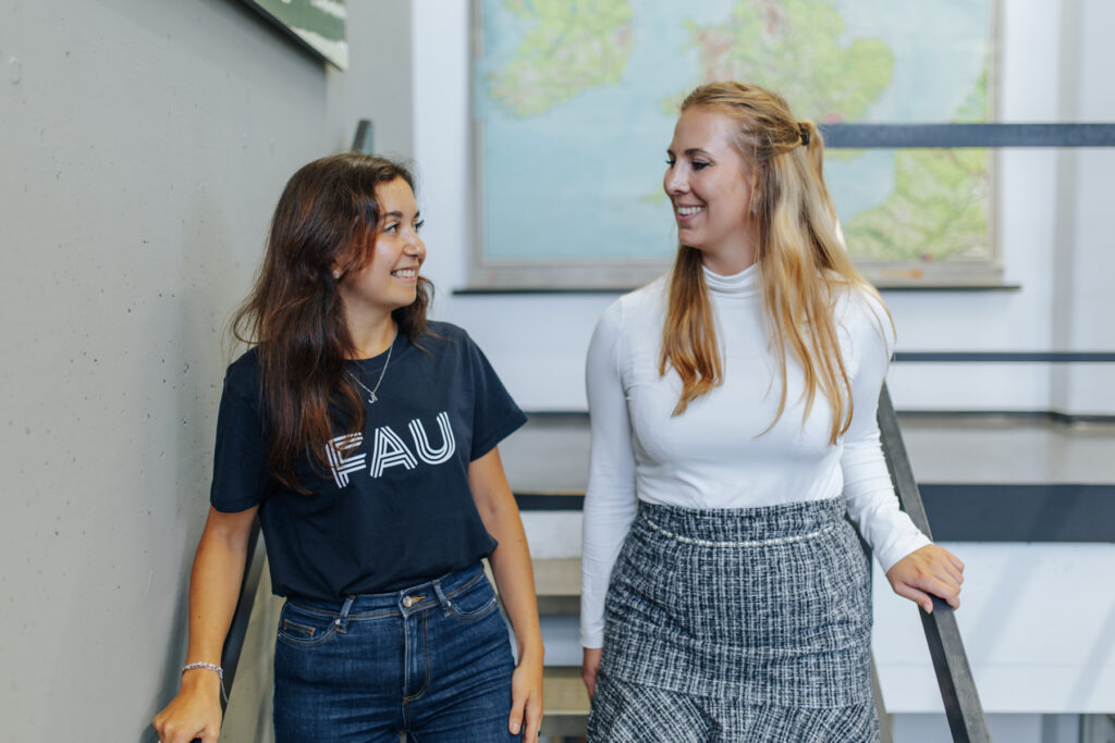 Zwei Studentinnen im Gespräch