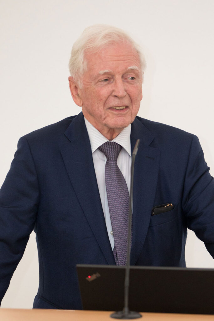 Harald zur Hausen bei einem Vortrag.