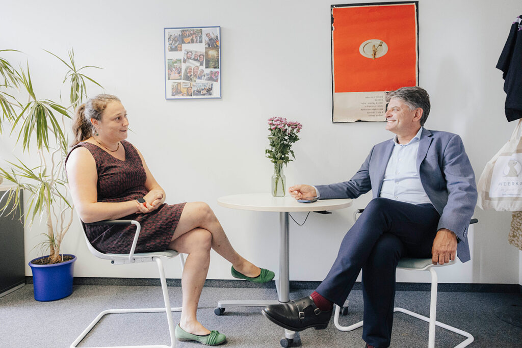 Prof. Hutter und Joachim Hornegger sitzen sich an einem Tisch in einem Büro gegenüber.