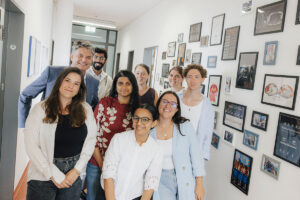 Eine Gruppe an Forschern posiert zusammen mit Präsident Hornegger und Prof. Hutter in einem Flur.