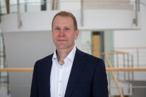 Ein Porträt von Prof. Dr. Jens Fürst. Er schaut lächelnd in die Kamera.