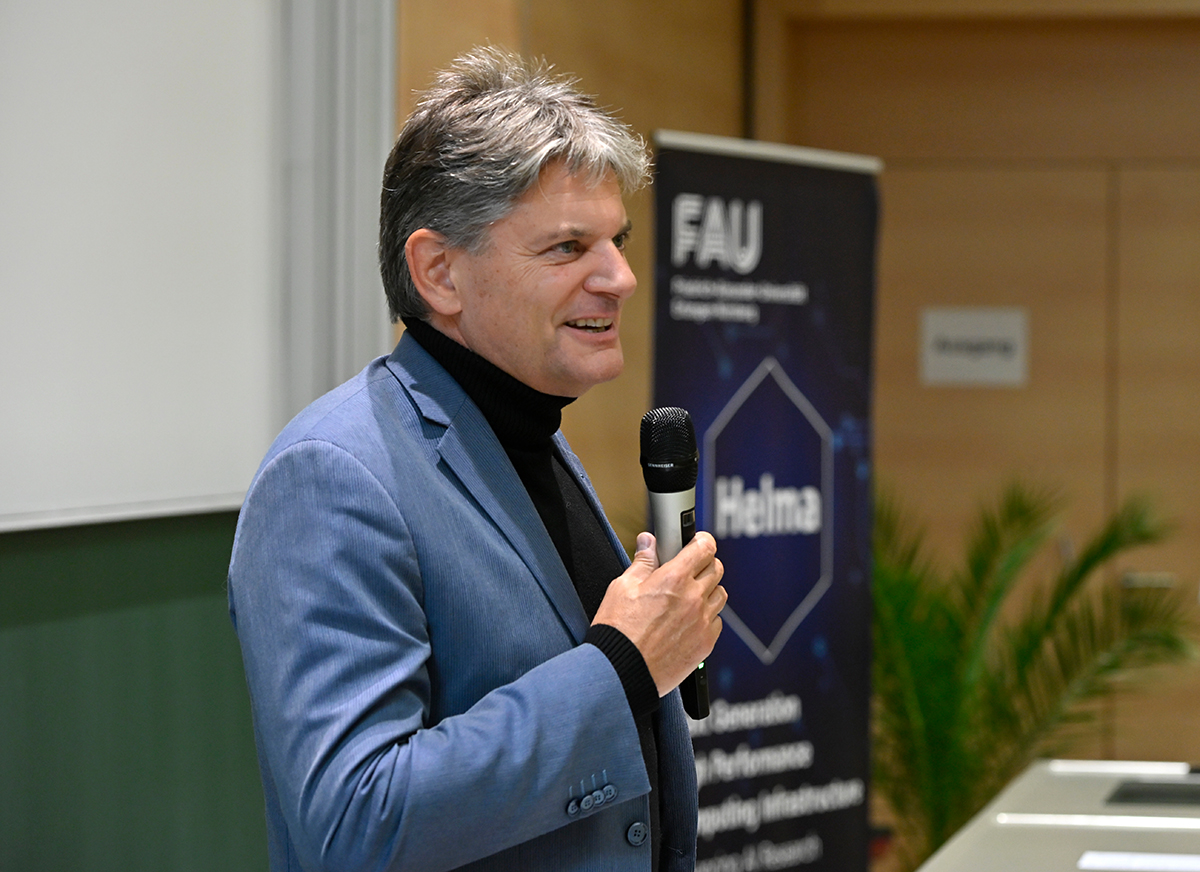 Prof. Hornegger im blau Sacko hält eine Rede