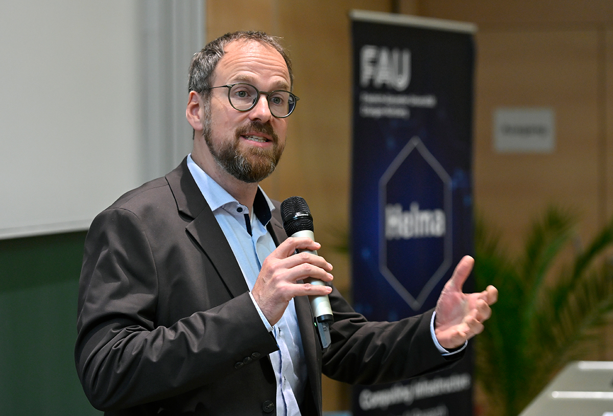 ERlangens Bürgermeister hält eine Rede