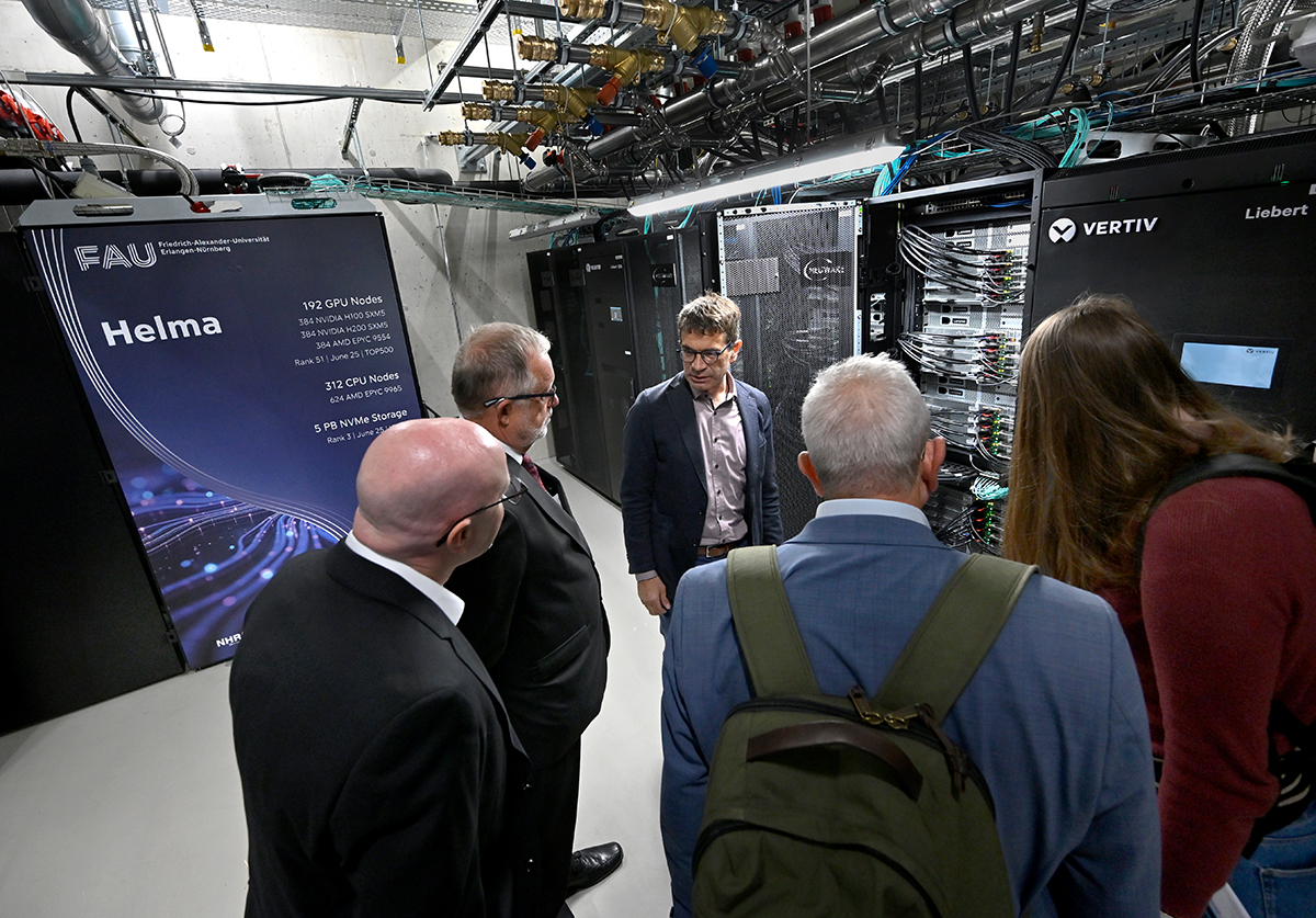 Besucher im Serverraum von Helma