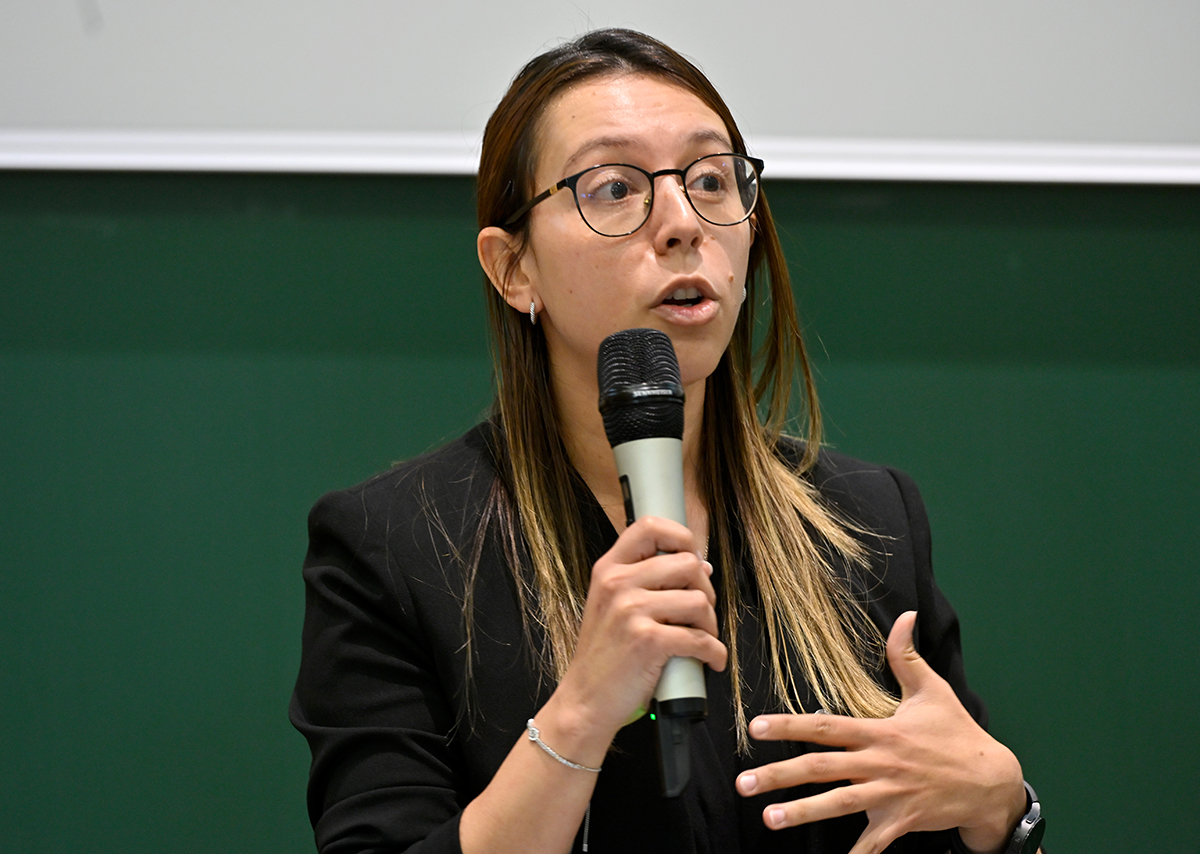 Frau Perez Torro, eine junge Wissenschaftlerin mit Brille, hält eine Rede