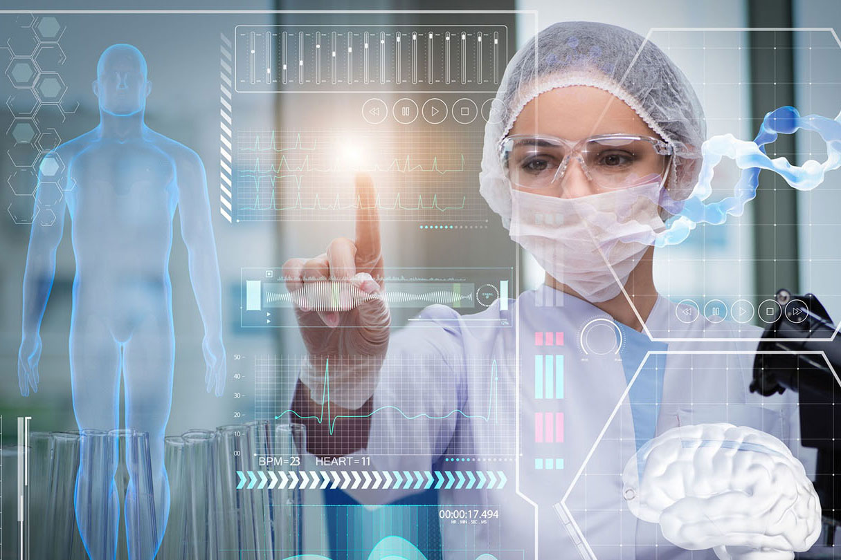 Eine Frau in Laborkleidung tippt auf einen imaginären Bildschirm. Im Vordergrund des Bildes sind medizinische Informationen grafisch dargestellt.