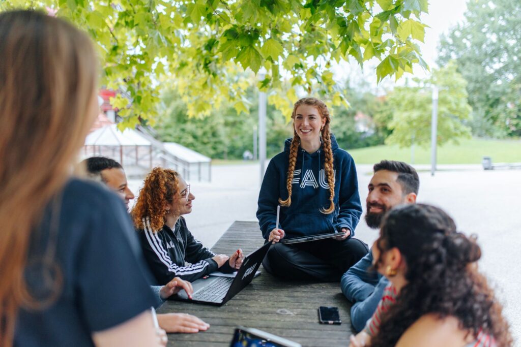 Studierende an Bänken vor der Wiso im Gespräch