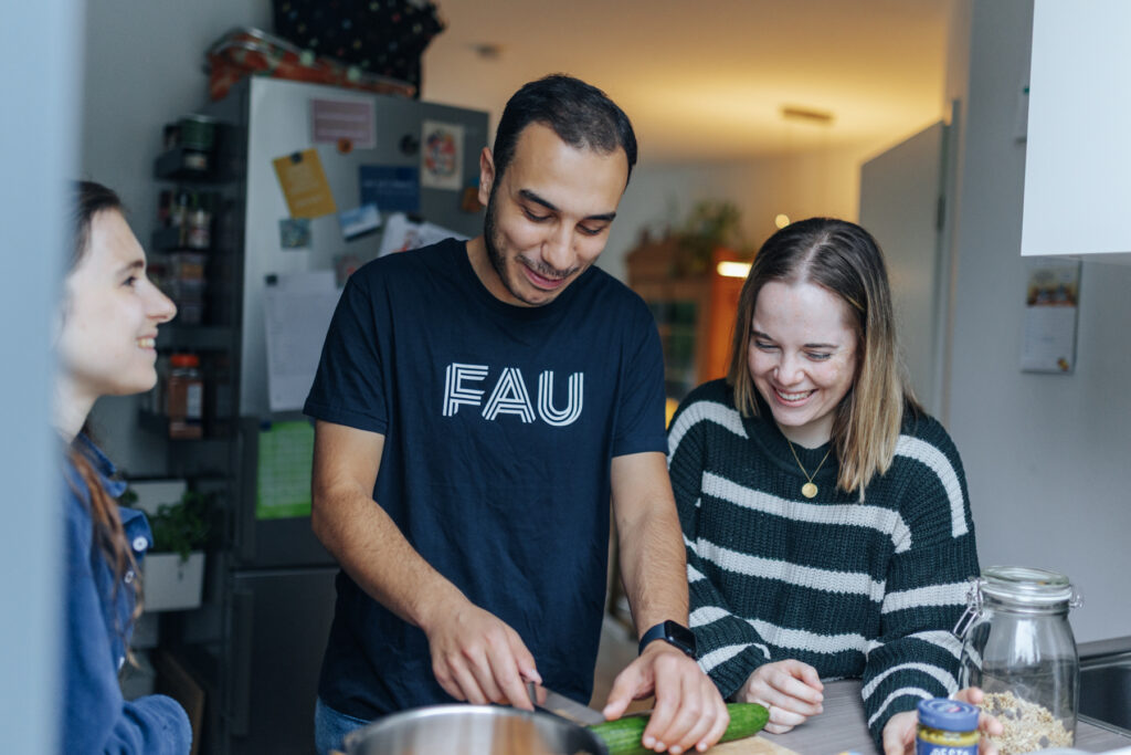 Student/-innen kochen zusammen in einer Küche