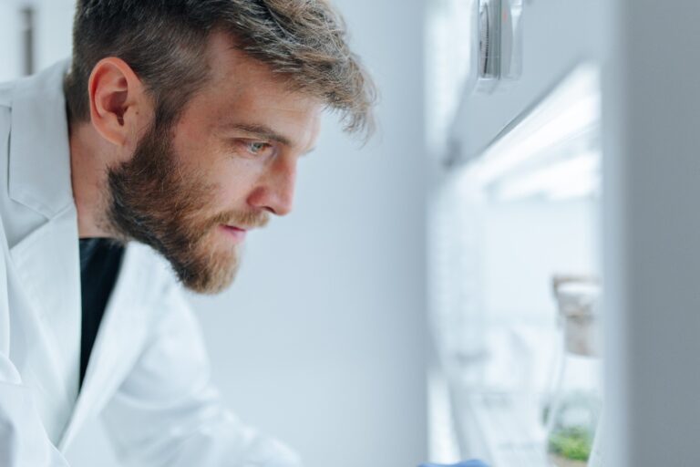 Braucht unsere Gesellschaft Alkohol? Pharmazeut Gregor Fuhrmann in ARTE-Doku