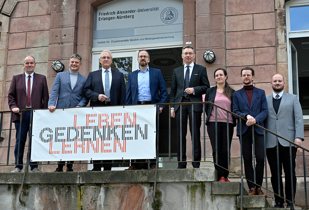 Menschengruppe vor der ehemaligen "Heil- und Pflegeanstalt" in Erlangen