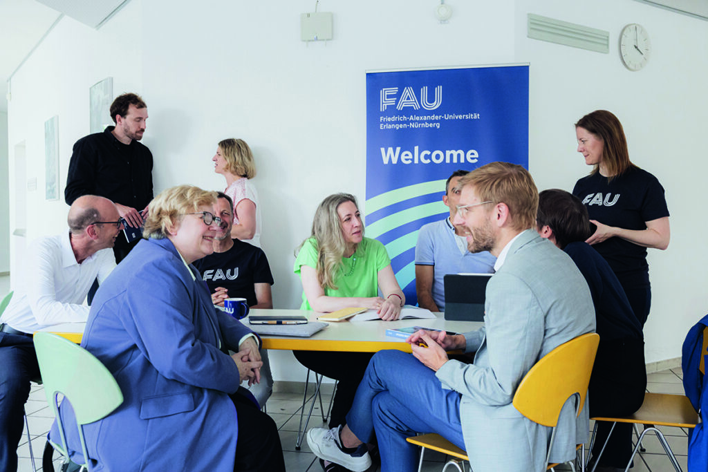 Forscherinnen und Forscher diskutieren. 