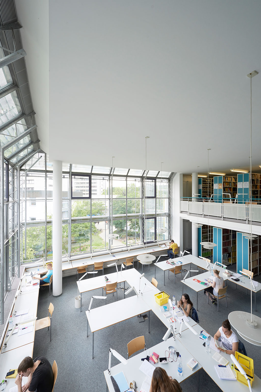 Blick in die Bibliothek des Juridicums: An Tischen sitzen Studierende.