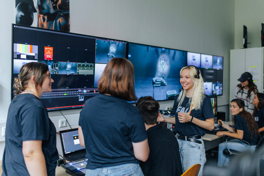 Eine Gruppe von Menschen in einem Fernsehübertragungsraum.