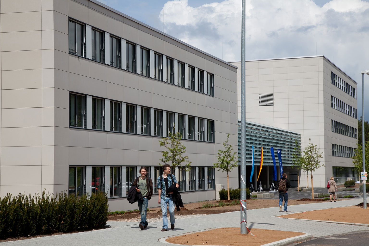 Studierende vor dem Gebäude der Mathematik.