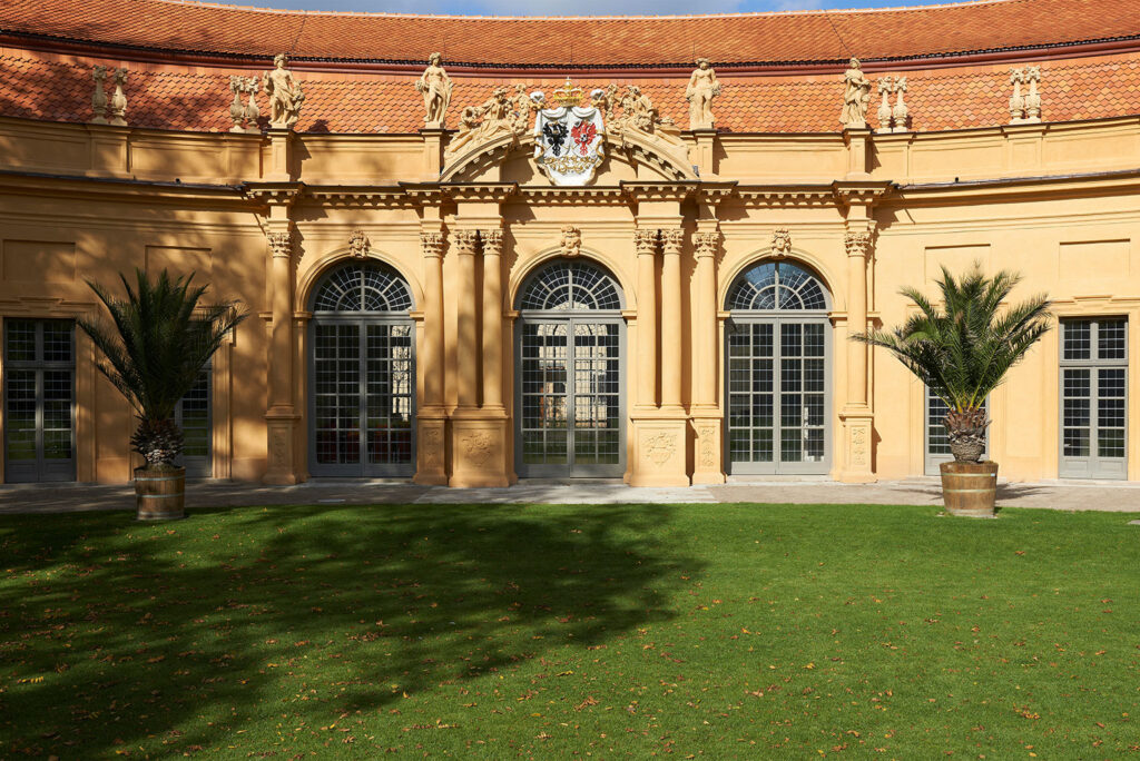 Die Orangerie von vorne fotografiert.