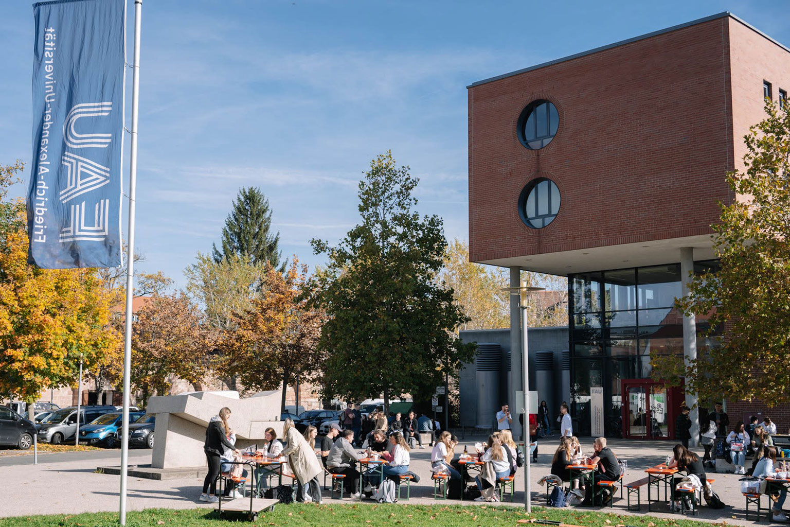 Studierende vor dem WiSo-Gebäude.