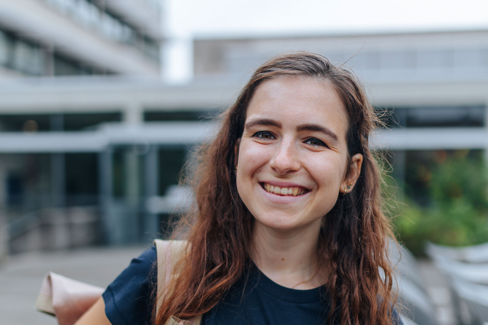 Frau schaut in die Kamera.