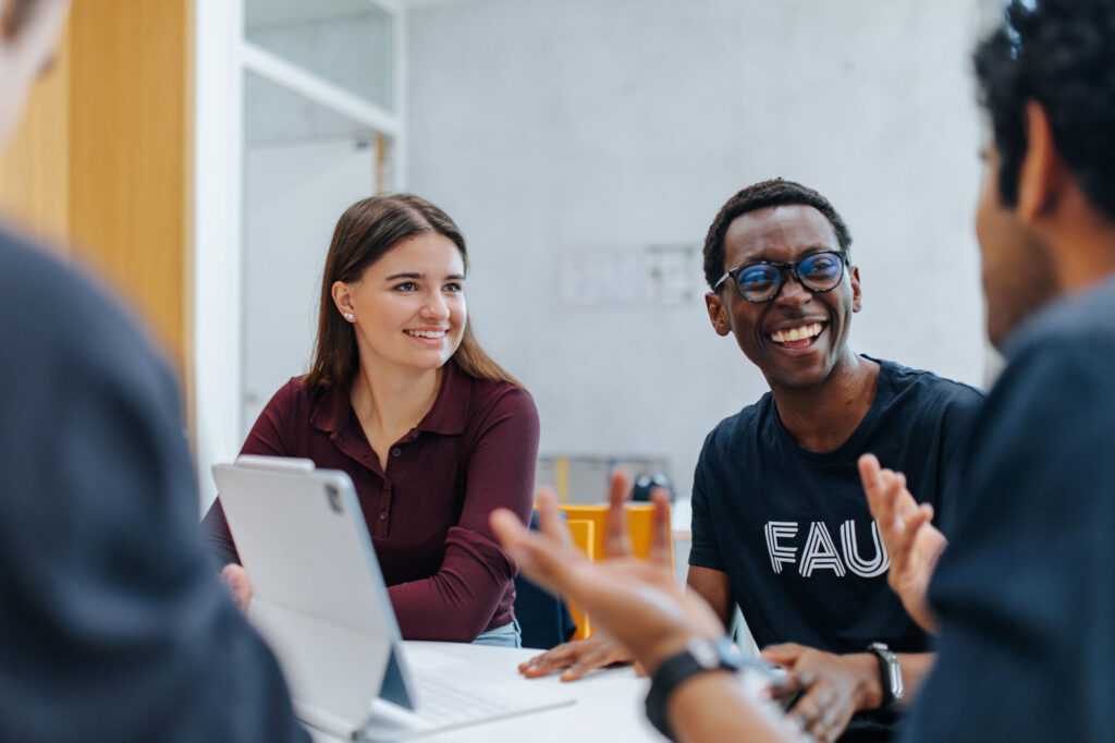 Studierende unterhalten sich