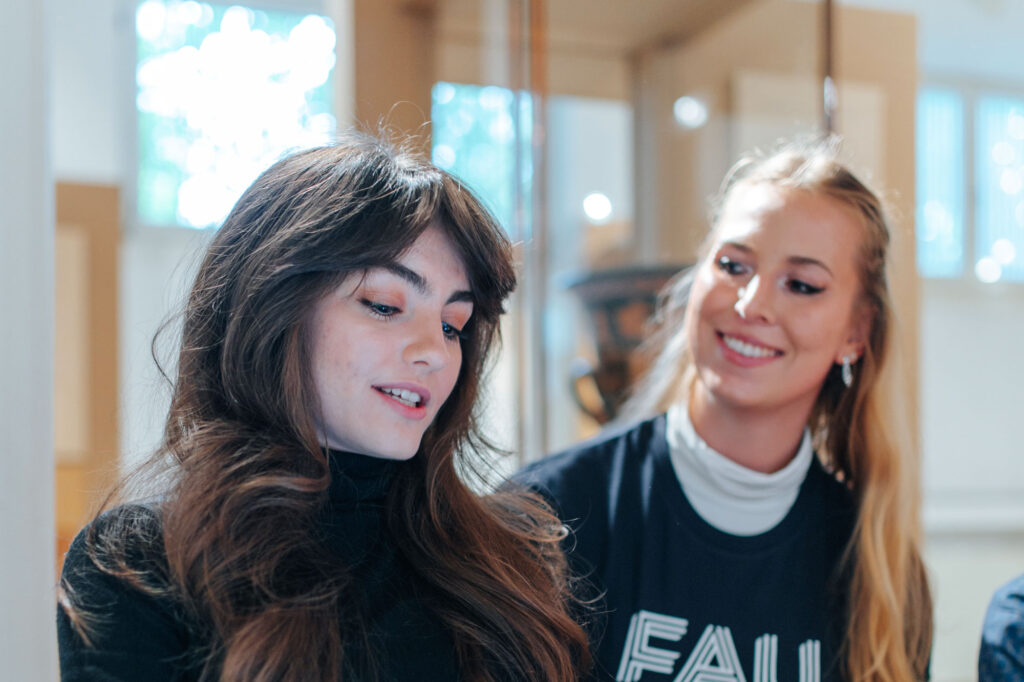 Zwei Frauen vor dem Laptop.